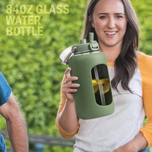 84oz Water Bottle Glass with Stainless Steel Handle Large 2.5l Water Bottle with Time Markers and Silicone Sleeve Half Gallon Water Jug BPA Free for Gym Daily Use