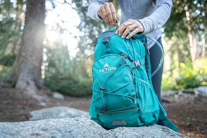 Teton Oasis/Trailrunner Hydration Backpack – Lightweight Water Pack with 2L/3L Bladder for Hiking, Running, Cycling, Biking – 2L/18L/22L Sizes – Sewn-in Rain Cover – Fits Men and Women