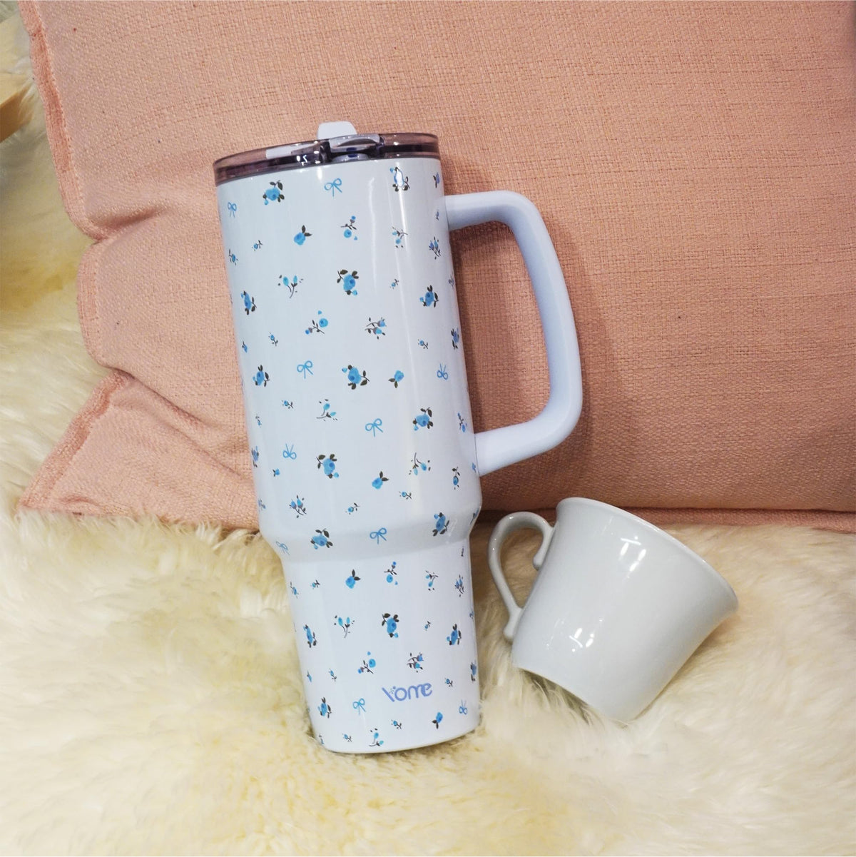 40oz Blue Floral Tumbler with Handle and Flip Straw (Blue Vintage Floral)