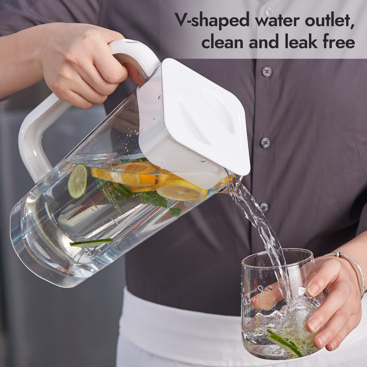 2 Pack Plastic Pitcher with Lid (White & White)